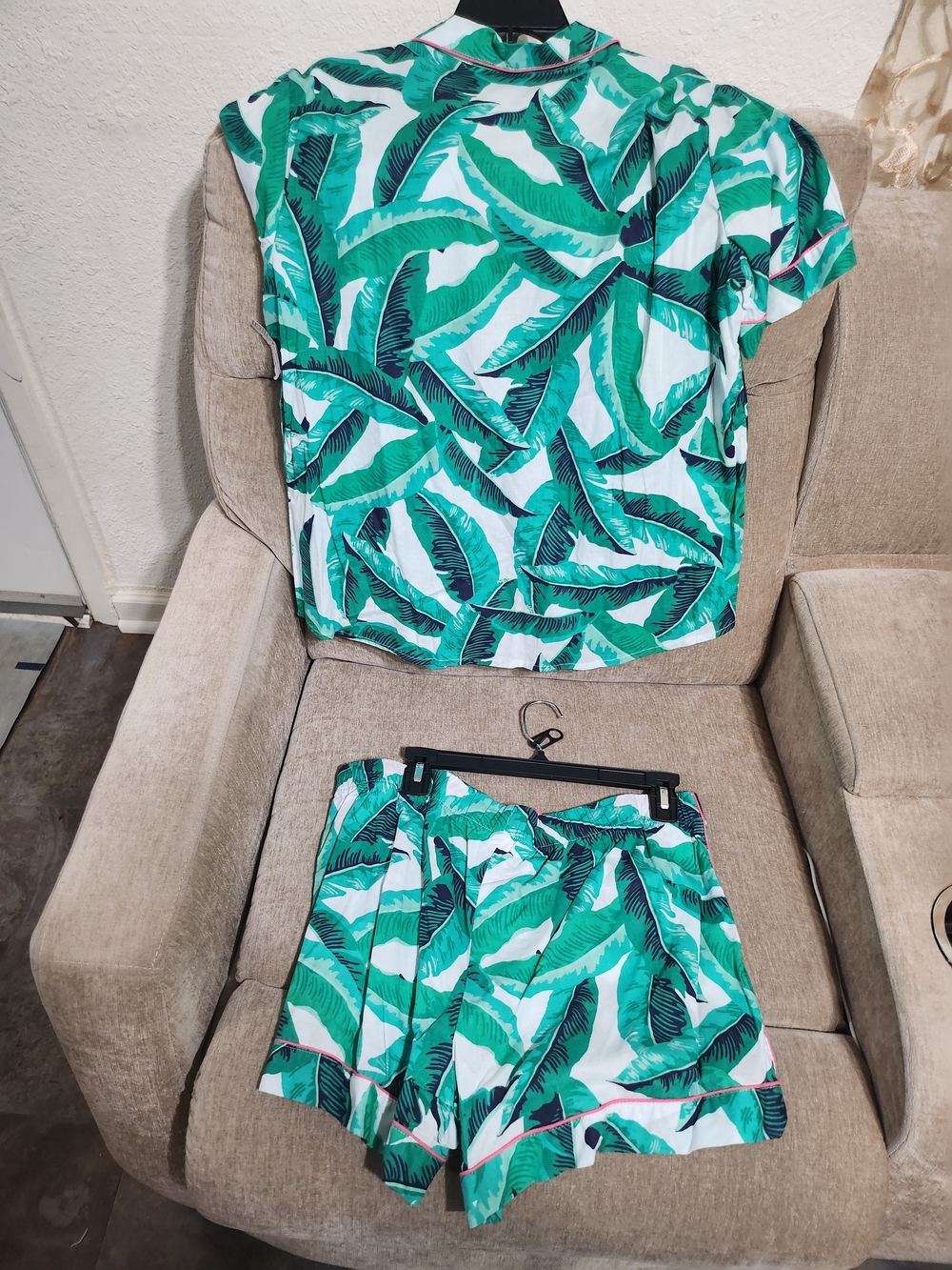 Tropical Leaf Print Green Women’s Shorts Set